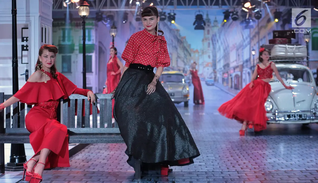 Model mengenakan busana rancangan desainer Fetty Rusli saat tampil dalam fashion show bertema 'Crossing' di Jakarta, Rabu (29/8). Marka bagi pejalan kaki menjadi salah satu inspirasi Fetty dalam koleksinya kali ini. (Liputan6.com/Faizal Fanani)