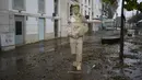 Sebuah patung memiliki tanda ketinggian yang dicapai air ketika jalan dibanjiri semalaman di Alges, tepat di luar Lisbon, Selasa (13/12/2022). Badai Atlantik menghantam semenanjung Iberia, meninggalkan jejak kehancuran pada Selasa, terutama di Ibu kota Portugal,  Lisbon, sebelum pindah ke timur ke Spanyol.  (AP Photo/Armando Franca)