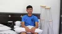 Dedi Gusmawan menceritakan kejadian yang menyertai cedera patah tulang fibula kaki kiri yang menimpanya medio bulan lalu. (Bola.com/Nicklas Hanoatubun)