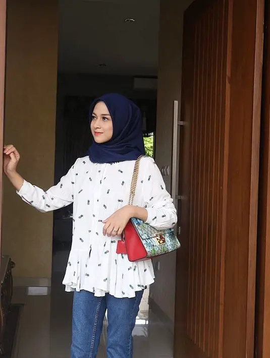 Gaya berhijab Nina Zatulini terlihat sangat simple,namun ibu satu anak ini makin terlihat hits semakin harinya. Nina juga sangat piawai dalam memadu padankan gaya busananya. (Instagram/ninazatulini22)