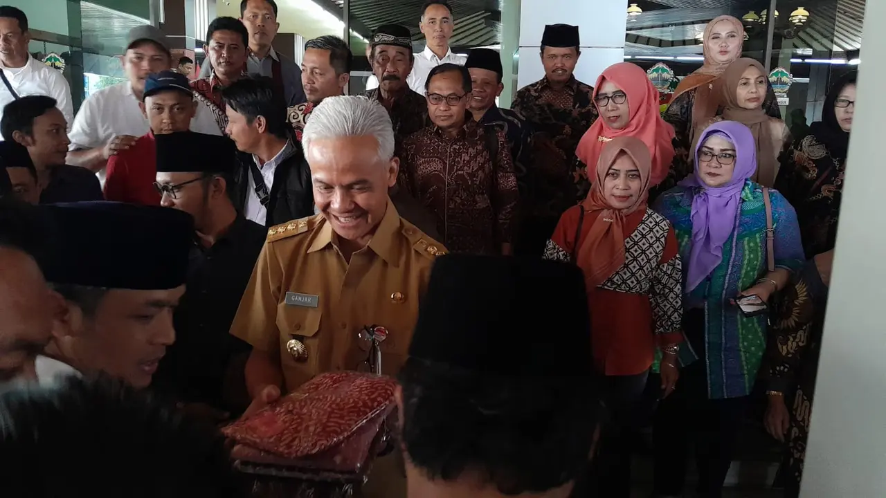Ganjar Pranowo saat menemui warga sebelum meletakkan jabatannya sebagai Gubernur Jawa Tengah. (Istimewa)