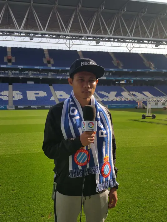 Evan Dimas Darmono saat diwawancarai televisi La Liga di markas RCD Espanyol, Estadio Cornella-El Prat. (Bola.com/La Liga)