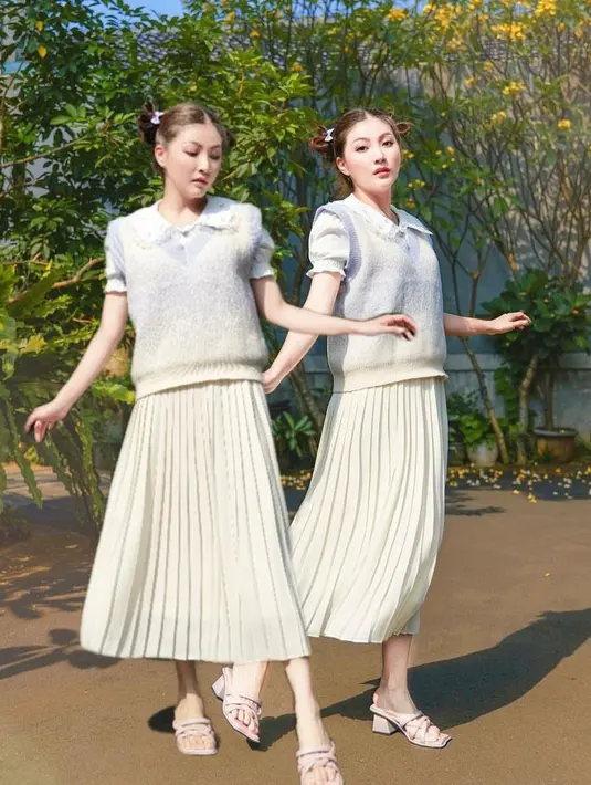 Hingga bergaya feminin mengenakan blouse dan pleats skirt, gayanya selalu mencuri perhatian. @sarwendah29.