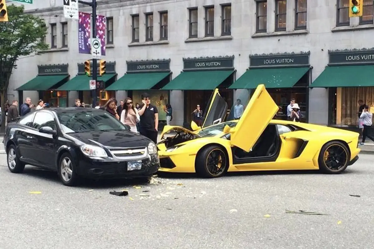 Beradu dengan Sedan Chevrolet, Kap Lamborghini Rp 4,7 M Ringsek