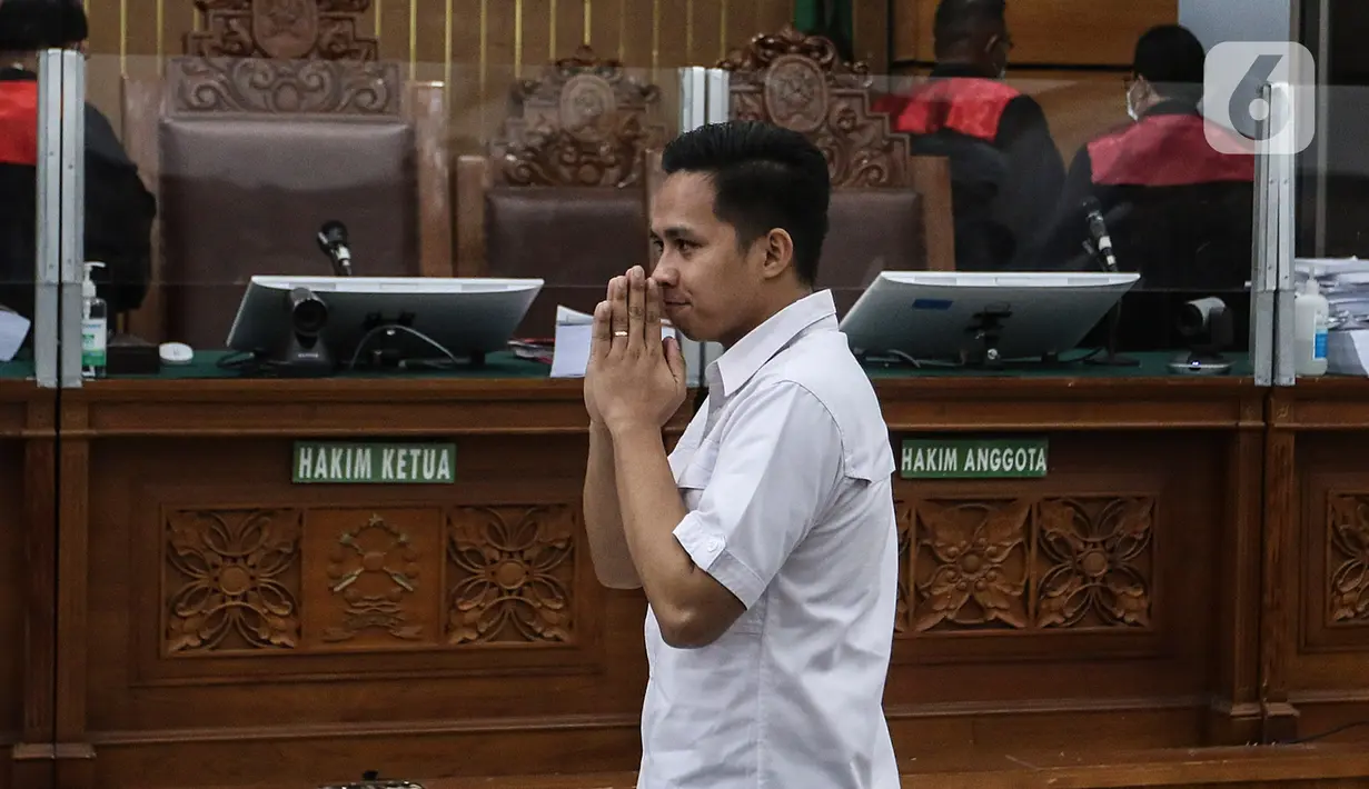 Richard Eliezer Pudihang Lumiu usai menjalani sidang dengan agenda pembacaan tuntutan oleh Jaksa Penuntut Umum dalam kasus pembunuhan Brigadir Yosua Hutabarat di Pengadilan Negeri Jakarta Selatan, Rabu (18/1/2023). Richard Eliezer dinilai jaksa terbukti secara sah dan meyakinkan bersalah melakukan pembunuhan berencana terhadap Nofriansyah Yosua Hutabarat atau Brigadir J. (Liputan6.com/Johan Tallo)