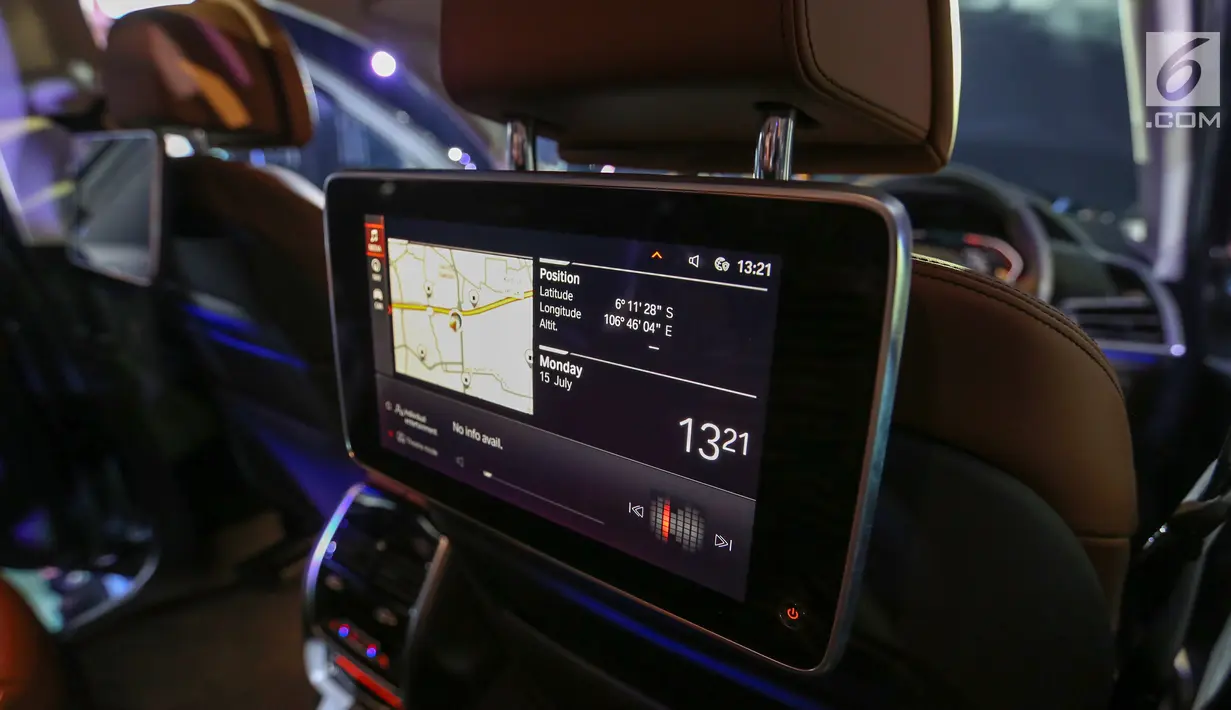 Display tv pada tempat duduk mobil First-Ever BMW X7 saat peluncuran di Jakarta, Senin (15/7/2019). BMW Indonesia meluncurkan varian All-New BMW X7 xDrive40i Pure Excellence dilengkapi dengan mesin 6-silinder 3.0-liter BMW TwinPower Turbo bertenaga 340 hp. (Liputan6.com/Fery Pradolo)