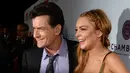 Charlie Sheen dan Lindsay Lohan saat akan menonton pemutaran perdana "Scary Movie 5" di Hollywood, AS. (11/4/2013). Dalam acara televisi Today yang disiarkan NBC pada Selasa (17/11/2015) Charlie Sheen mengaku mengidap HIV. (AFP Photo)
