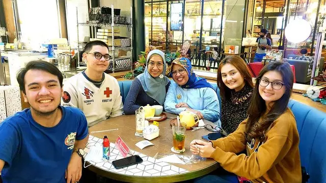 6 Momen Kedekatan Laura Jackson dengan Keluarga Sang Kekasih, Sudah Akrab