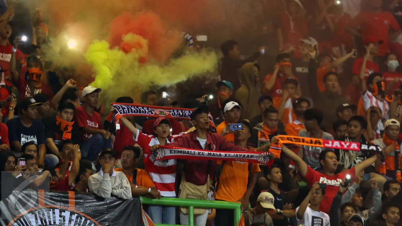 The Jakmania memadati Stadion Patriot Candrabhaga saat Timnas Indonesia U-22 menghadapi Persija Jakarta, Rabu (5/4/2017). 