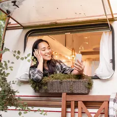 Bahagia tersenyum./Copyright Image by freepik