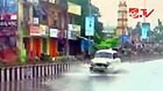 Angin topan siklon menerjang kawasan di sekitar pantai Andhra Prades, India, dan menyebabkan gelombang besar setinggi tiga meter. 