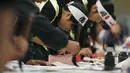 Sejumlah peserta ikut ambil bagian saat kontes kaligrafi dalam merayakan tahun baru di Tokyo, Jepang, Selasa (5/1/2016). Lebih dari 3000 peserta menuliskan resolusi tahun baru di atas sebuah kanvas. (REUTERS / Thomas Peter)