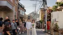 Beby Tsabina juga memilih white dress untuk momen preweddingnya di Korea Selatan. Sebuah halter dress putih dengan lengan panjang dan train yang menjuntai hingga ke lantai terlihat sangat apik membalut tubuhnya. [Foto: Instagram/bebytsabina]