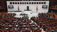 Parlemen Turki pada hari Kamis meratifikasi aplikasi Finlandia untuk bergabung dengan NATO, mengangkat rintangan terakhir yang menghalangi aksesi negara Nordik yang telah lama tertunda ke dalam aliansi militer Barat. (AP Photo/Burhan Ozbilici)
