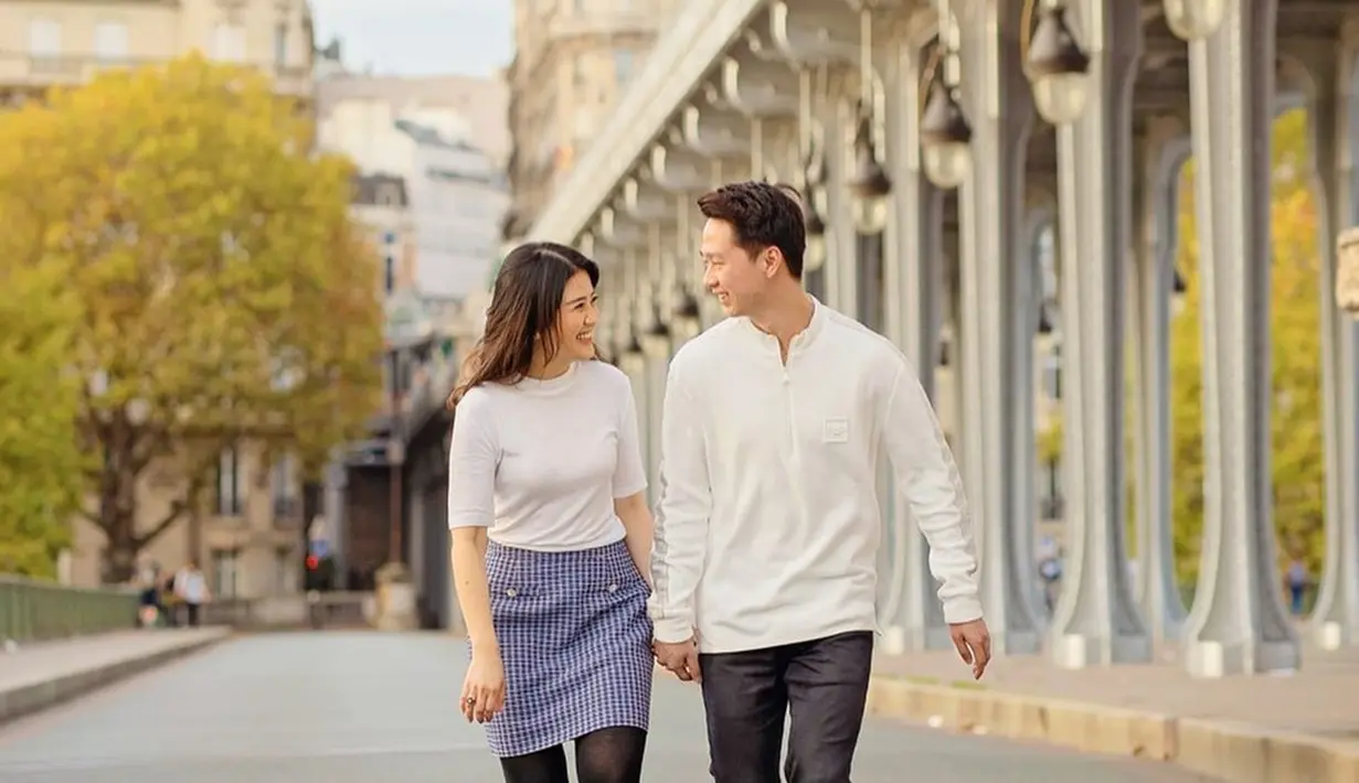 Kevin Sanjaya baru saja resmi menikah dengan Valencia Tanoe. Pernikahan Kevin dan Valencia digelar di Paris. Usai menikah keduanya makin mesra saja. Tak heran foto-foto gaya candid keduanya pun banjir pujian (23/3/2023). (Liputan6.com/IG/kevin_sanjaya)