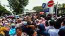 Masyarakat pun antusias untuk bisa masuk dan bersalaman dengan Presiden Jokowi. (Liputan6.com/Angga Yuniar)