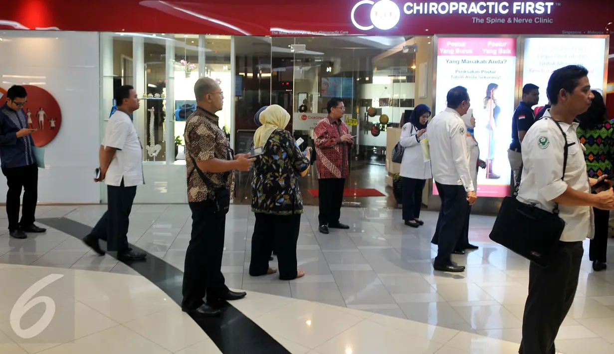 Petugas Dinkes DKI mendatangi klinik Chiropractic First di FX Senayan, Jakarta, Kamis (7/1). Dinkes DKI bersama Polda Metro Jaya menyegel sejumlah cabang klinik Chiropractic First yang diduga melakukan malapraktik. (Liputan6.com/Gempur M Surya)