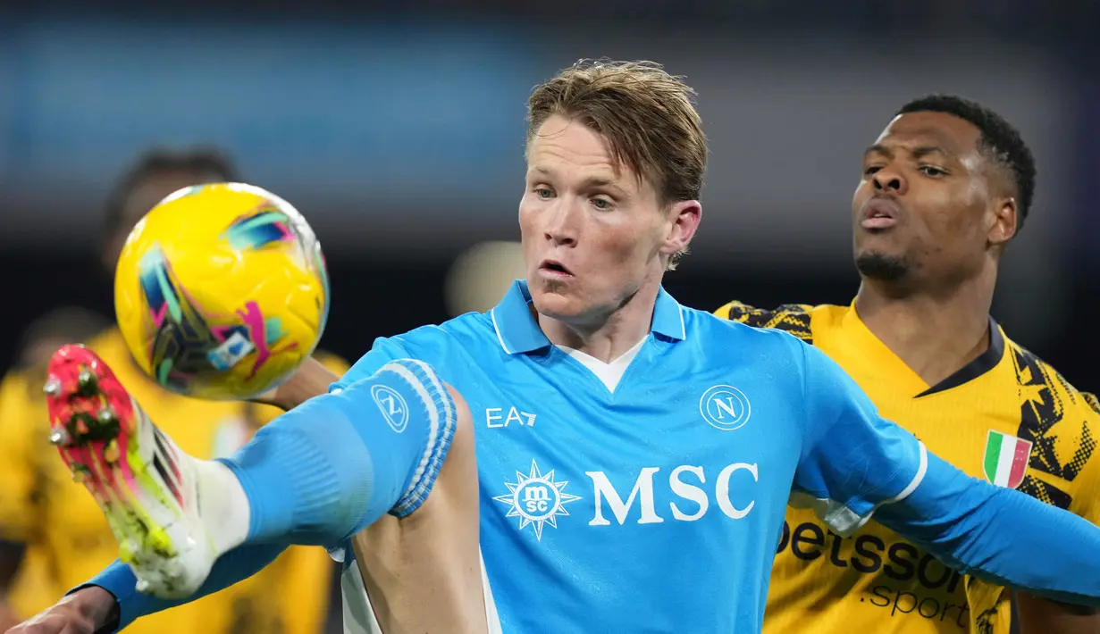 Pemain Napoli, Scott McTominay, mengontrol bola saat melawan Inter Milan pada laga lanjutan Liga Italia di Stadion Diego Armando Maradona, Naples, Italia, Minggu (2/3/2025) dini hari WIB. (Alfredo Falcone/LaPresse via AP)