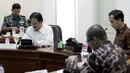 Presiden Joko Widodo (kanan) mengikuti rapat terbatas bersama dengan sejumlah menteri dan direktur utama BPJS di Komplek Istana Kepresidenan, Jakarta (27/2/2015). Rapat membahas tentang keluhan masyarakat mengenai biaya BPJS. (Liputan6.com/Faizal Fanani) 