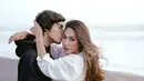 Kendati demikian, tak sedikit orang yang dibuat baper dengan kemesraan pasangan sinetron tersebut. Dinda Kirana dan Naufal Samudra pun disebut sebagai couple goals. (Liputan6.com/IG/@dindakirana.s)