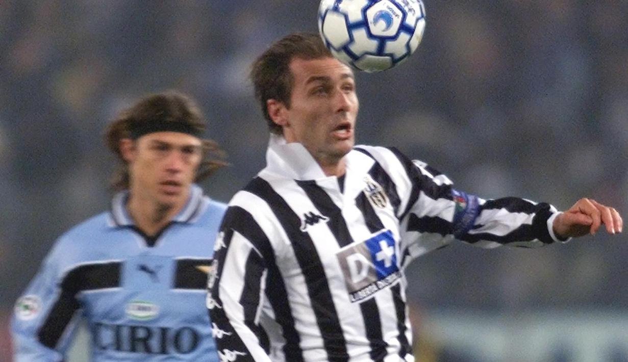 7. Antonio Conte - Mantan kapten Juventus ini sudah memenangi lima kali gelar scudetto dengan menorehkan total penampilan sebanyak 384 kali. Tak hanya sebagai pemain dirinya juga sukses sebagai pelatih yang mengembalikan kejayaan Si Nyonya Tua. (AFP/Gabriel Bouys)