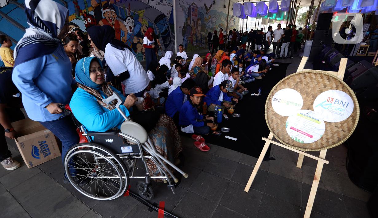 Pengunjung melihat karya seni dari barang bekas yang dipamerkan pada aksi Kenali Sejarah Raihlah Mimpimu di Terowongan Dukuh Atas, Jakarta, Minggu (24/11/2019). Kegiatan memperingati Hari Kesehatan dan Hari Pahlawan Nasional ini digelar sepekan hingga 1 Desember 2019. (Liputan6.com/Johan Tallo)