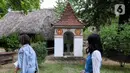Pengunjung saat melihat museum nasional desa  "Dimitrie Gusti" di Bucharest, Rumania, Rabu (27/9/2023). (Liputan6.com/Herman Zakharia)