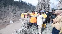 Wali Kota Malang, Sutiaji menyalurkan bantuan yang terkumpul dari berbagai instansi untuk warga di Pronojiwo pada Senin (6/12/2021) yang terdampak Gunung Semeru erupsi (Humas Pemkot Malang)