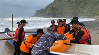 Jenazah nelayan korban perahu terbalik di Pantai Selatan Kebumen, Jawa Tengah. (Foto: Liputan6.com/Basarnas)
