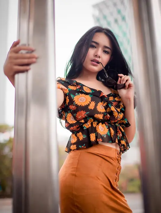 Sebagai seorang selebriti yang multitalenta, ia pun aktif sebagai model maupaun penyanyi. Penampilannya saat jadi model pun kerap mengundang pujian penggemar karena penampilannya yang menawan. Selain itu Amanda pun sudah memiliki single berjudul Kesayangan Juragan. (Liputan6.com/IG/@amandamanopo)