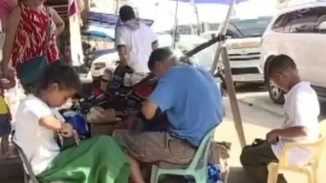 Demi Uang Makan Siang di Sekolah, Dua Bocah Ini Jadi Tukang Jahit Sepatu