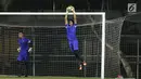 Dua dari tiga penjaga gawang Timnas Indonesia U-19 saat latihan perdana jelang laga melawan Jepang U-19 di Lapangan A Kompleks GBK, Jakarta, Kamis (22/3). Laga kedua tim akan digelar Minggu (25/3). (Liputan6.com/Helmi Fithriansyah)