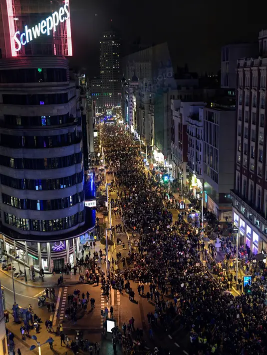 Pemandangan saat ribuan orang berbaris menuju jalan Gran Via untuk memperingati Hari Perempuan Internasional di Madrid (8/3). Mereka menyoroti masalah meningkatnya jumlah wanita yang menjadi korban kekerasan laki-laki. (AFP/Oscar Del Pozo)