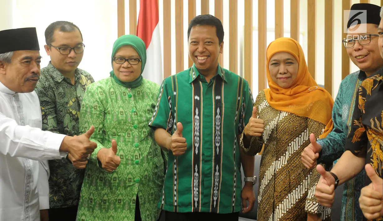 Calon Gubernur Jawa Timur Khofifah Indar Parawansa (tiga kanan) bersalaman dengan Ketum PPP Romahurmuziy (tiga kiri) di Kantor DPP PPP, Jakarta, Senin (9/7). Khofifah mendapat ucapan selamat atas kemenangannya di Pilkada Jatim. (Merdeka.com/Arie Basuki)