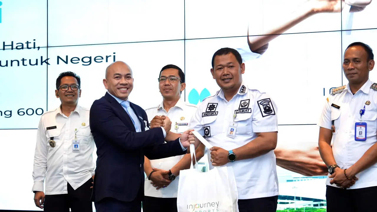 General Manager Kantor Cabang Bandara Soekarno-Hatta, Heru Karyadi dalam acara penyaluran sembako kepada puluhan  desa dan kelurahan yang ada di sekitar bandara, Rabu (10/12/2025). (Liputan6.com/Pramita)