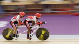 Pebalap sepeda Indonesia, Herman Halawa dan Pilot Pradana Diwan, saat beraksi pada Asian Para Games di Velodrome, Jakarta, Kamis (11/10/2018). (Bola.com/M Iqbal Ichsan)
