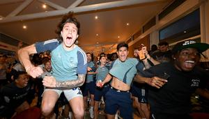 Skuad Arsenal bersorak gembira menyambut gelar juara Liga Inggris 2025/2026 setelah AFC Bournemouth berhasil menahan imbang Man City dalam lanjutan Liga Inggris 2025/2026. (Dok. Arsenal)
