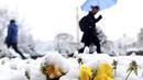 Warga di ibu kota Serbia, Bosnia, dan Kosovo terbangun dengan pemandangan pepohonan dan semak-semak yang diselimuti salju. (AP Photo/Armin Durgut)