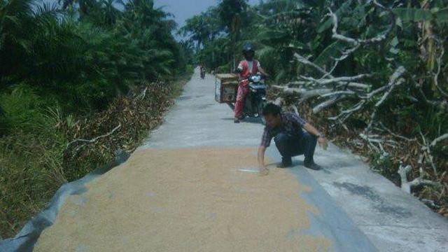 Jalan dijadikan tempat jemuran (Ist)