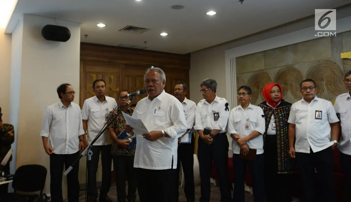 Menteri PUPR, Basuki Hadimuljono menggelar konferensi pers di Jakarta, Selasa (4/12). Basuki mengatakan lokasi yang menjadi peristiwa penembakan terhadap 31 pekerja PT Istaka Karya merupakan lokasi yang tergolong tidak rawan. (Merdeka.com/Imam Buhori)