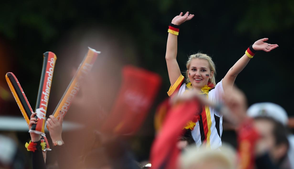 Si cantik ini tidak hadir langsung saat Jerman mengalahkan Ukraina, tapi turut merayakan kegembiraan di Brandenburg Gate, Berlin, Jerman, (12/6/2016). (AFP/Christof Stache)