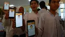 Siswa SMKN 2 Gambir menunjukkan aplikasi E-Skrining pada handphonenya saat dokter Puskesmas melakukan pemeriksaan kesehatan di sekolahnya, Jakarta, Jumat (30/8/2019). Para siswa bisa langsung mengetahui hasil dari pemeriksaan kesehatan mereka melalui id masing-masing. (merdeka.com/Imam Buhori)