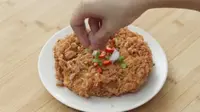Cara Masak Telur Barendo Khas Padang yang Krispi ala Chef Devina Hermawan. (Dok: YouTube&nbsp;https://youtu.be/128w4AQ1Lb0?si=onpU9-7Wo_3kyAa9)