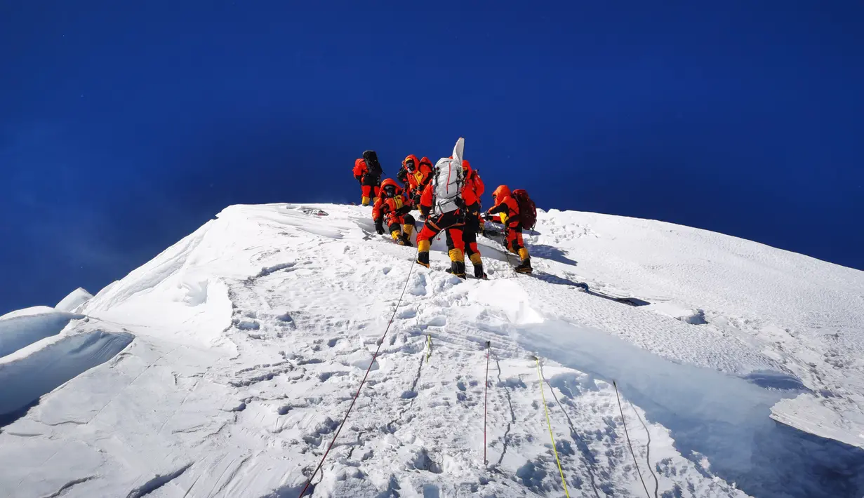 Anggota tim survei China mencapai puncak Gunung Qomolangma (27/5/2020). Sebuah tim survei China berhasil mencapai puncak Gunung Qomolangma pada Rabu (27/5), sebuah langkah penting dalam misi negara itu untuk mengukur kembali puncak tertinggi dunia. (Xinhua/Penpa)