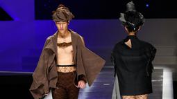Sejumlah model mengenakan busana kreasi Hempel Award 24th Cina International Fashion Designer Contest di Cina , 25 Maret 2016. Acara ini juga bebarengan dengan China Fashion Week. (REUTERS / Kim Kyung - Hoon)  