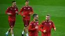 Bek Makedonia Utara Stefan Ristovski (kanan) dan gelandang Arijan Ademi menghadiri sesi latihan pada malam pertandingan play-off Piala Dunia 2022 di stadion Dragao di Porto, Senin (28/3/2022). Makedonia Utara akan menantang Portugal pada Rabu, 30 Maret 2022 dini hari WIB. (MIGUEL RIOPA/AFP)