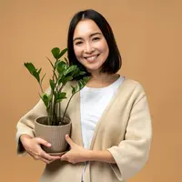 Bergaya Ala &ldquo;Cewek Bumi&rdquo; dengan Outfit Earth Tone, 4 Fashion Item Ini Wajib Dicoba