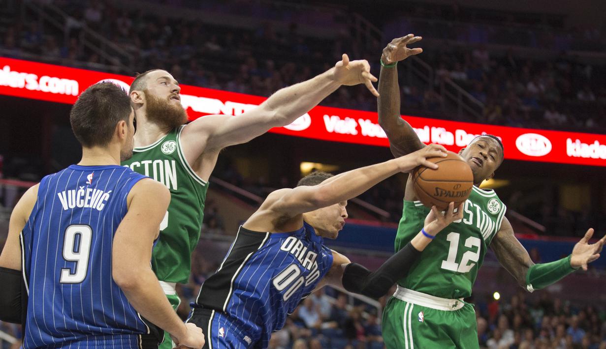 Pebasket Orlando Magic, Aaron Gordon, menghindari block pebasket Boston Celtics, Aron Baynes, pada laga NBA di Amway Center, Orlando, Minggu (5/11/2017). Magic kalah 88-104 dari Celtics. (AP/Willie J Allen Jr)