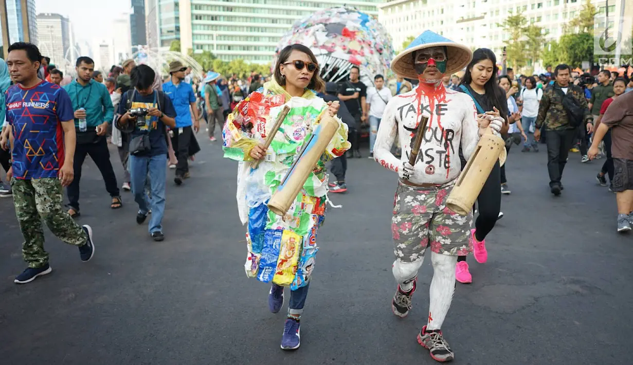 Sejumlah aktivis lingkungan menggelar pawai 'Bebas Plastik' di kawasan MH Thamrin menuju Taman Aspirasi Monas, Jakarta, Minggu (21/7/2019). Pawai itu untuk mengajak masyarakat agar tidak lagi menggunakan plastik sekali pakai karena sampahnya akan merusak lingkungan. (Liputan6.com/Immanuel Antonius)