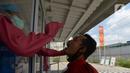 Warga menjalani "swab test" di GSI Lab (Genomik Solidaritas Indonesia Laboratorium), Cilandak, Jakarta, Rabu (7/10/2020). Pemerintah menetapkan harga batas tes usap alias tes swab melalui PCR untuk mendeteksi Covid-19 agar mendorong masyarakat melakukan tes secara mandiri. (merdeka.com/Imam Buhori)
